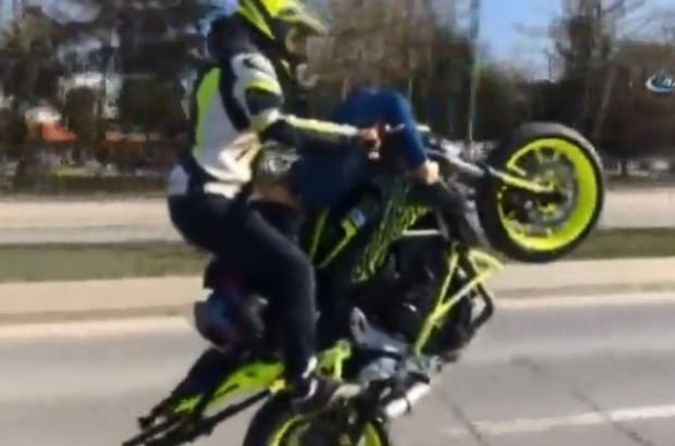 Sevgilisini sırtüstü motosiklete yatırıp tek teker üstünde gitti
