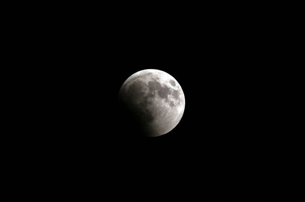 Kanlı Ay tutulması canlı yayınla aktarıldı: Ay tamamen karanlığa büründü