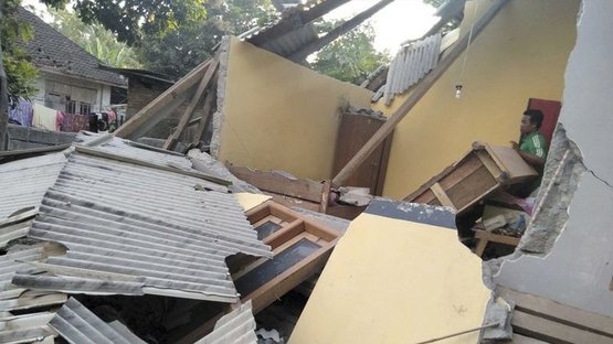 Endonezya’da 6.4 büyüklüğünde deprem