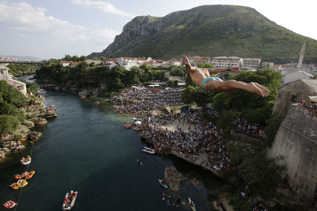 Mostar Köprüsü'nde geleneksel atlama yarışları gerçekleşti