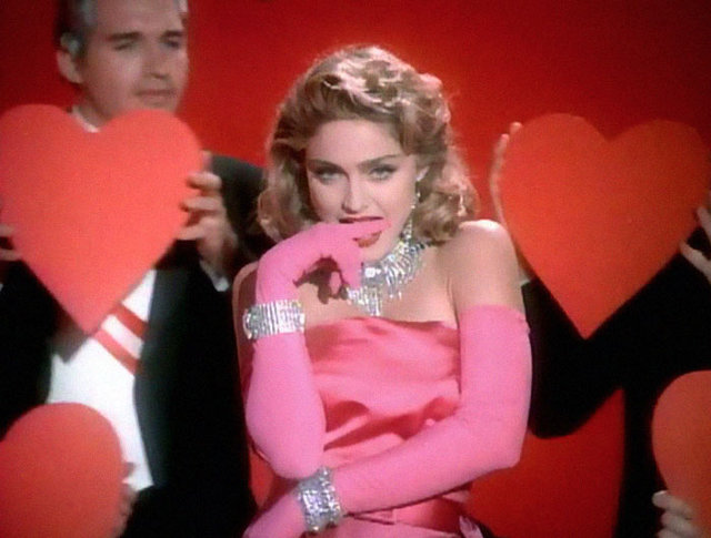 Madonna'yÄ± taklit eden kÃ¶pek internet dÃ¼nyasÄ±nÄ± salladÄ±