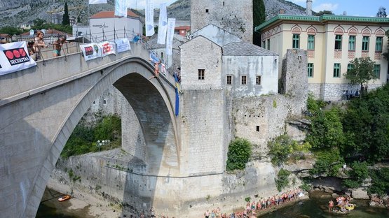 Nefesler tutuldu! 28 metre yükseklikteki Mostar Köprüsü'nden atladılar