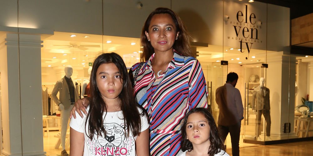 Kızlarıyla tatil yapıyor