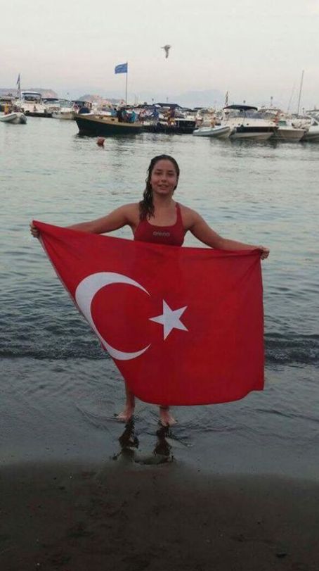 Manş Denizini yüzerek geçen Bengisu Avcı en genç Türk kadını oldu 23