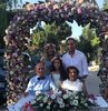 78 ve 80 yaşındaki Gülten ve Mustafa Güneş çifti, 60 yıllık evli. 6 çocuk ve 9 torun sahibi. Yarım asır önce görücü usülüyle evlenen çiftin içinde düğünlerinin yapılmaması ukde kalmış. İşte Mustafa Güneş geçen gün eşinin bu hayalini gerçekleştirdi. Çift, 60 yıl sonra düzenlenen temsili nikah ve düğün töreniyle bir kez daha, bu kez 400 kişinin katıldığı bir sokak organizasyonuyla dünyaevine girdi. Yanlarında ise çocukları ve torunları vardı.