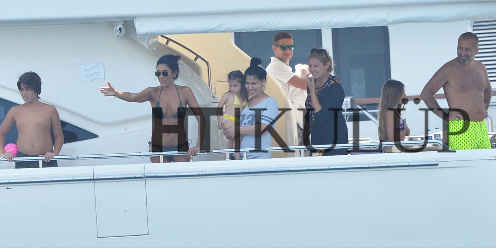 Çocuklarıyla teknedeler...