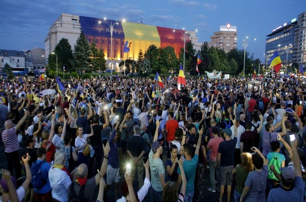 Romanya'da hükümetin istifasını isteyen binlerce kişi sokaklarda