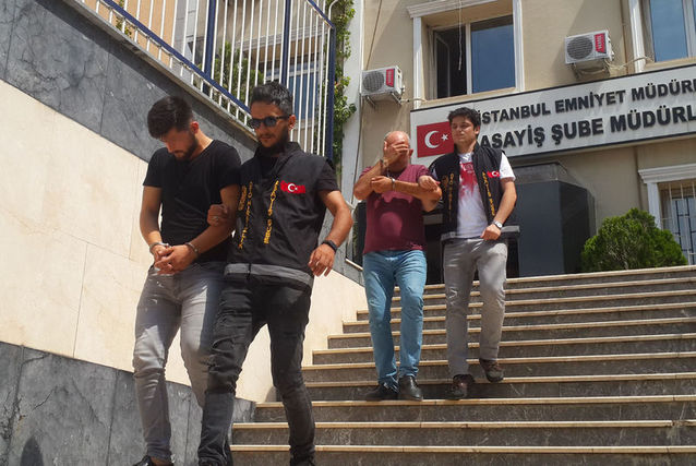 Çaldıkları arabaları cami otoparkına sakladılar Çaldıkları arabaları cami otoparkına sakladılar