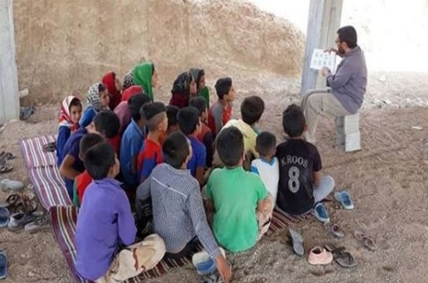 İran'da köy köy gezip yoksul çocuklara masal okuyan imamın hikayesi