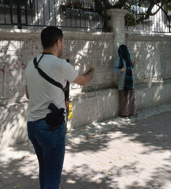 Kutlama alanına yüzü tamamen kapalı gelen kadın panik yarattı