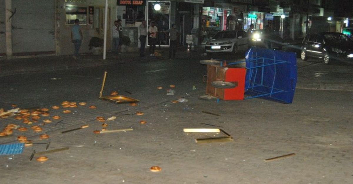 İzmir'de otomobil simit arabasına çarptı! Simit satıcısı ağır yaralandı