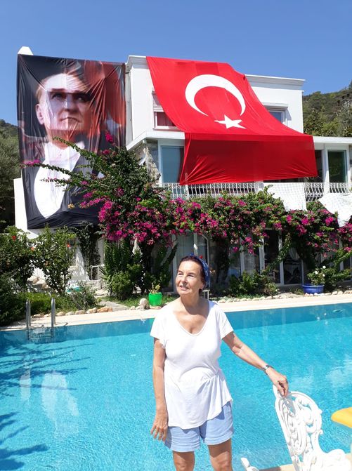 Fatma Girik evine Atatürk posteri astı
