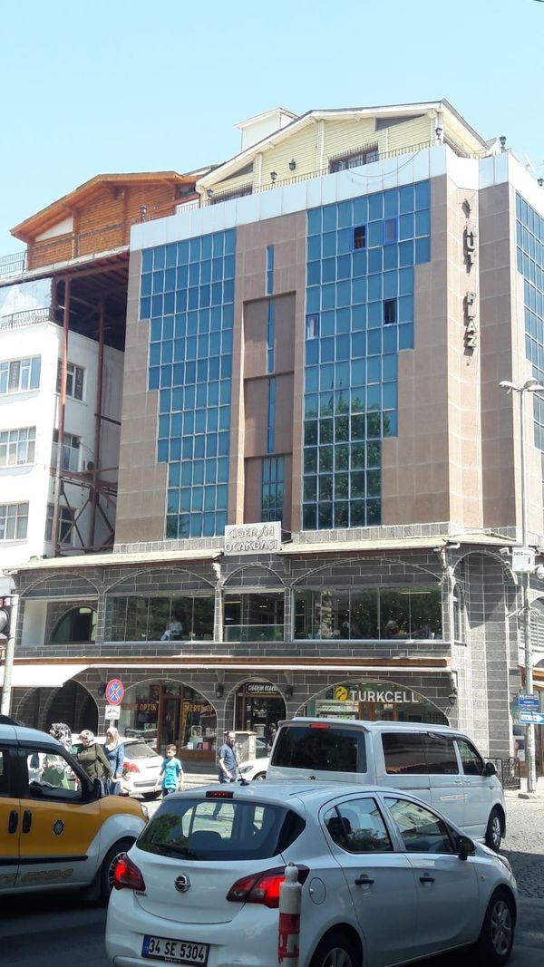Görenler inanamadı! Plaza çatısına villa...