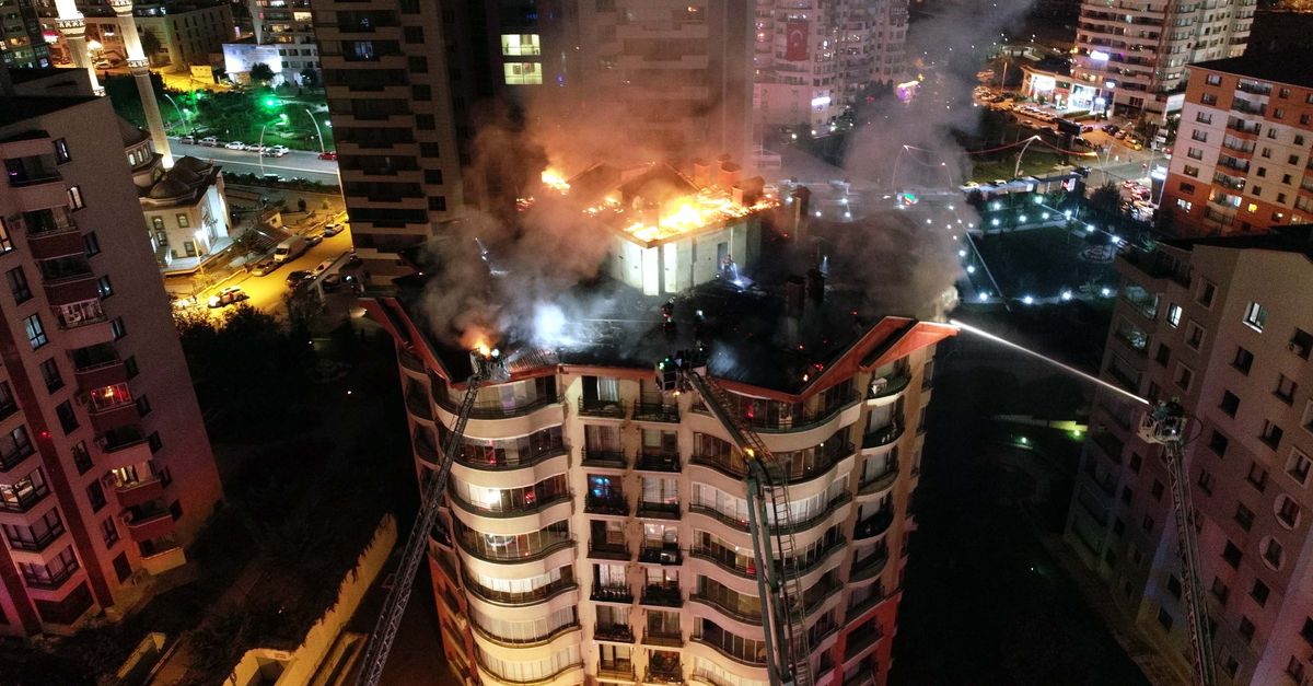 Son dakika&hellip; Ankara Çukurambar�da yangın Bina boşaltıldı Gündem