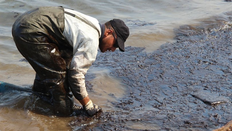 Foçada denize sızan akaryakıtın fuel-oil olduğu tespit edildi Foçada denize sızan akaryakıtın fuel-oil olduğu tespit edildi