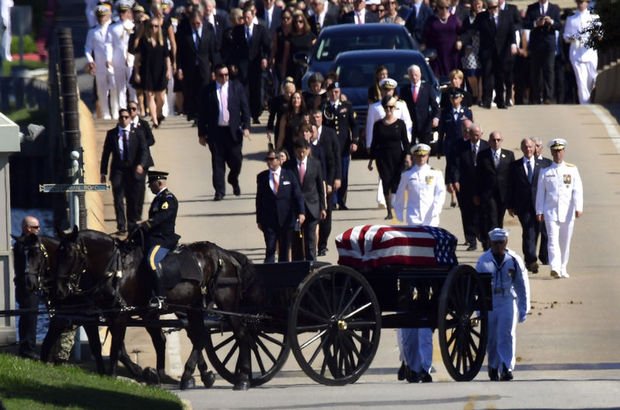 Senatör McCain son yolculuğuna uğurlandı