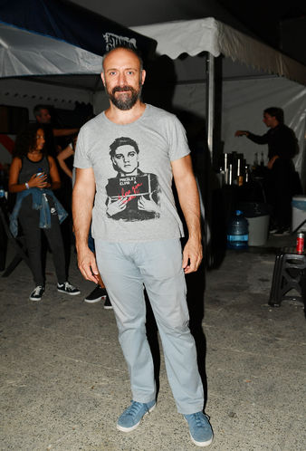 Imagine Dragons'un solisti Dan Reynolds, İstanbul'da önce Türk bayrağını sonrada yeri öptü