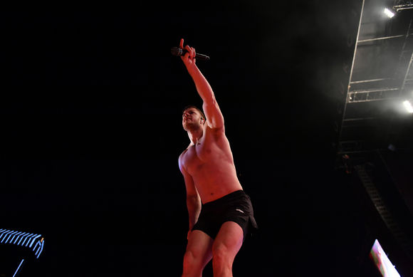 Imagine Dragons'un solisti Dan Reynolds, İstanbul'da önce Türk bayrağını sonrada yeri öptü