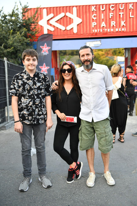 Imagine Dragons'un solisti Dan Reynolds, İstanbul'da önce Türk bayrağını sonrada yeri öptü