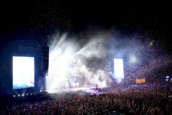 Imagine Dragons'un solisti Dan Reynolds, İstanbul'da önce Türk bayrağını sonrada yeri öptü