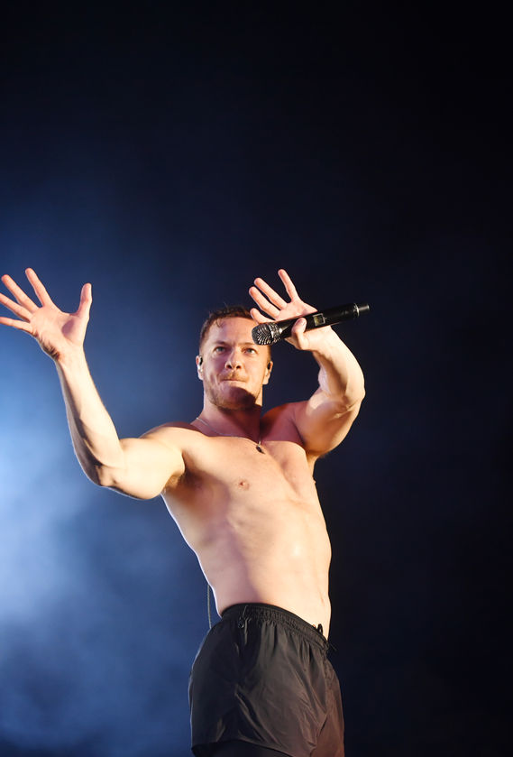 Imagine Dragons'un solisti Dan Reynolds, İstanbul'da önce Türk bayrağını sonrada yeri öptü