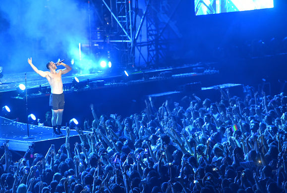 Imagine Dragons'un solisti Dan Reynolds, İstanbul'da önce Türk bayrağını sonrada yeri öptü