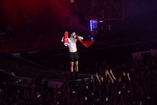 Imagine Dragons'un solisti Dan Reynolds, İstanbul'da önce Türk bayrağını sonrada yeri öptü