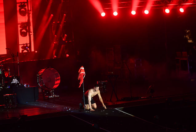 Imagine Dragons'un solisti Dan Reynolds, İstanbul'da önce Türk bayrağını sonrada yeri öptü