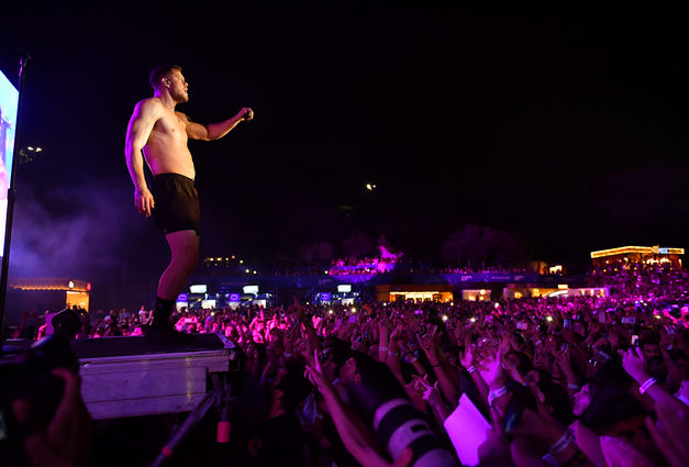 Imagine Dragons'un solisti Dan Reynolds, İstanbul'da önce Türk bayrağını sonrada yeri öptü