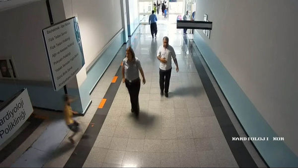Güvenlik görevlisinin yaptığı inanılmaz! Konuşmasından anladı...
