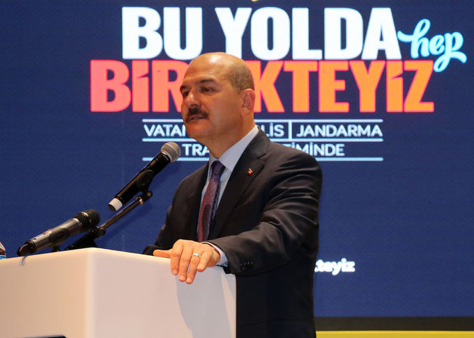 Süleyman Soylu: Direksiyon başında telefonu bitireceğiz