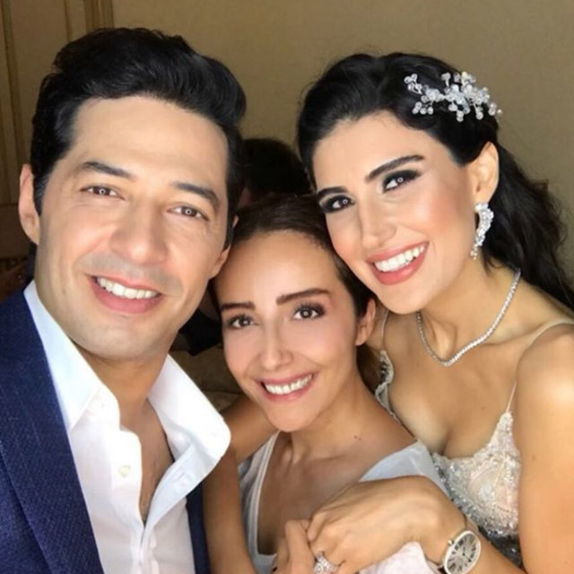   Mert Firat and Idil Firat married! She was g etroud with Engin Ozturk, which she introduced to Annesini and her sister, Can Fırat, and she was surprised to marry. Has Father Önder Firat attended his wedding? - Magazine News 