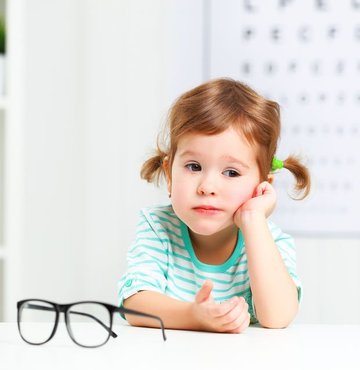 Op. Dr. Ebru Toprak Ün, görme kusurları ve göz sağlığı ile ilgili şikayetlerin, okul başarısını olumsuz etkilediğini belirtti. Ün, çocukların okuldaki başarısızlığın ana nedenlerinden birinin görme sorunu olabileceğini ekledi