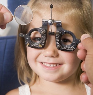 Okulların açılmasından önce çocuklara görme ve işitme testlerinin mutlaka yapılması gerektiğini ifade eden Prof. Dr. Mahmut Çivilibal, "İşitmesi normal gelen çocuğa basit bir işitme testiyle bazı tiz sesleri duymadıklarını fark ediyoruz. Görme ve işitmesinde en ufak bir sorun çocukların okuldaki akademik başarılarını ciddi şekilde olumsuz etkiliyor" diye konuştu
