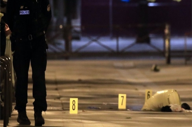 Paris'te bıçaklı saldırgan dördü ağır yedi kişiyi yaraladı