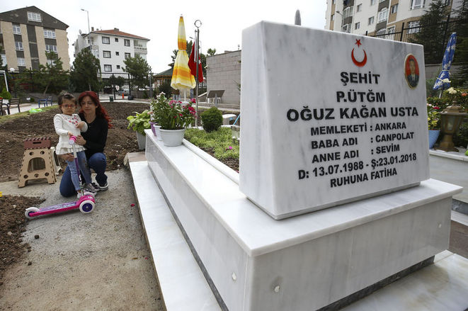 Eşinin katilleri yakalandı şehitliğe koştu