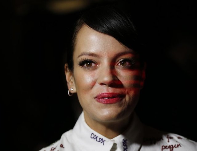 Lily Allen: O şarkıcıyla uçakta ilişkiye girdim - Magazin haberleri