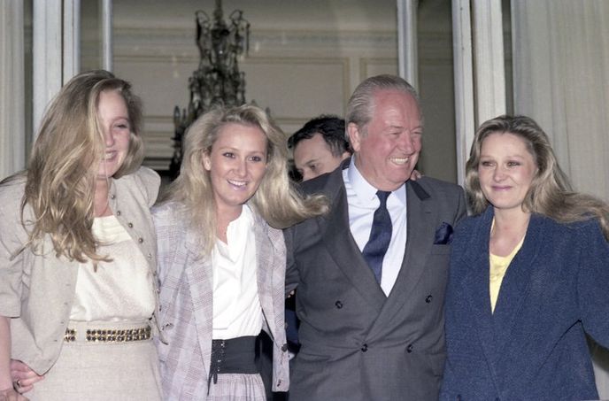 Jean-Marie Le Pen ve kızları (soldan sağa) Marine, Yann ve Marie Caroline Le Pen