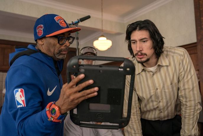 Yönetmen Spike Lee, oyunculardan Adam Driver'la sette..