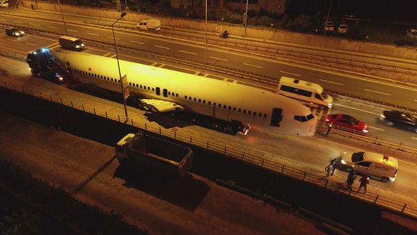Trabzon'da pistten çıkan uçağın nakil işlemi tamamlandı