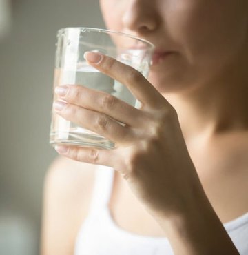 Suyun faydaları saymakla bitmiyor. Uzmanlar her gün mutlaka bir buçuk litre su tüketmemiz gerektiğini vurguluyor. Yeni yapılan bir araştırma da yine suyun sağlık için ne kadar önemli olduğunu gösterdi. "JAMA Internal Medicine" dergisinde yayımlanan bir araştırma, günde 11 bardak suyun, kadınlarda idrar yolu enfeksiyonuna yakalanma sıklığını yarıya indirdiğini gösterdi. Sonuçları "JAMA Internal Medicine" dergisinde yayımlanan araştırma, günde 11 bardak suyun, kadınlarda idrar yolu enfeksiyonu riskini azalttığını ortaya koydu