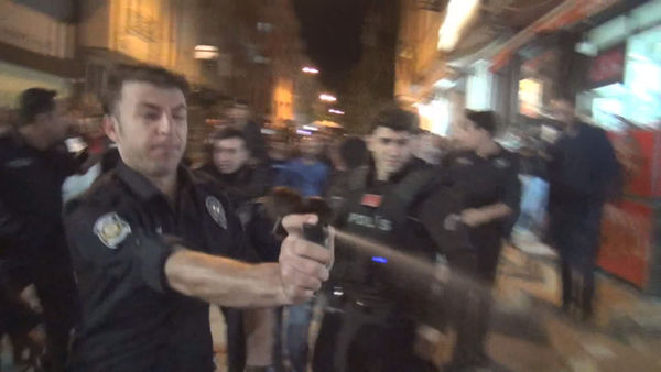 Kalabalık durmadı, polis binaya sakladı!