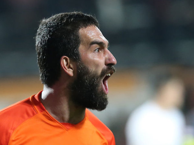 Arda Turan, şarkıcı Berkay'ın burnunu kırdı! Olaylar ...