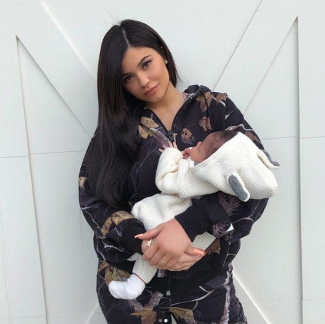 Kylie Jenner yine dudak dolgusu yaptırdı - Magazin haberleri