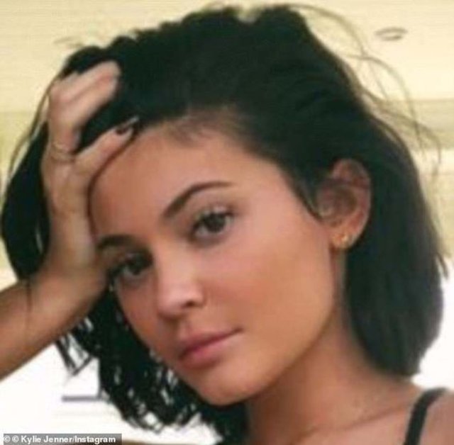 Kylie Jenner yine dudak dolgusu yaptırdı - Magazin haberleri