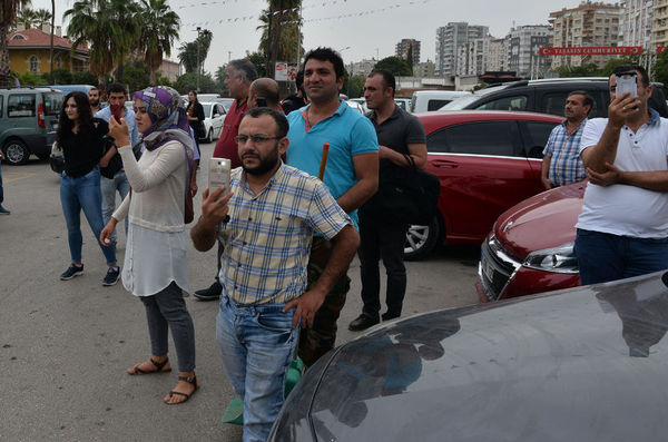 Dolandırıldığı söyleyip, sattığı ürünleri etrafa saçtı