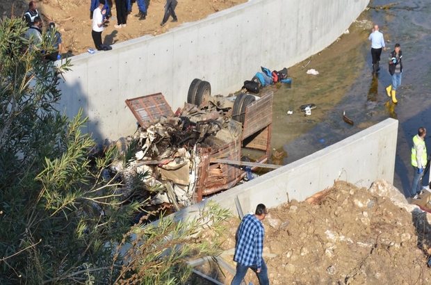 İzmir'de içinde göçmenlerin bulunduğu kamyon dere yatağına düştü: 19 göçmen hayatını kaybetti
