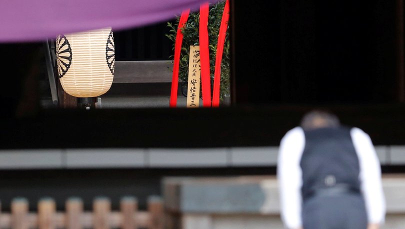 Japonya Başbakanı Abeden tartışmalı tapınağa adak 33