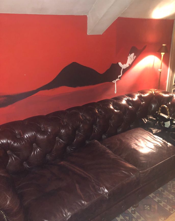 Duvarlardaki çizimler Tuba Büyüküstün'e ait.