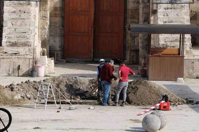 Tarihi medresenin altında 'gizli geçitler' bulundu! Haberi alan oraya koştu